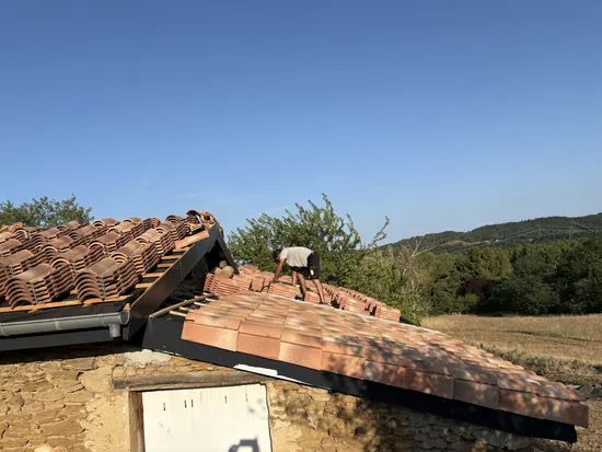 Couvreur C. HABITAT posant les tuiles sur une toiture en Drôme-Ardèche