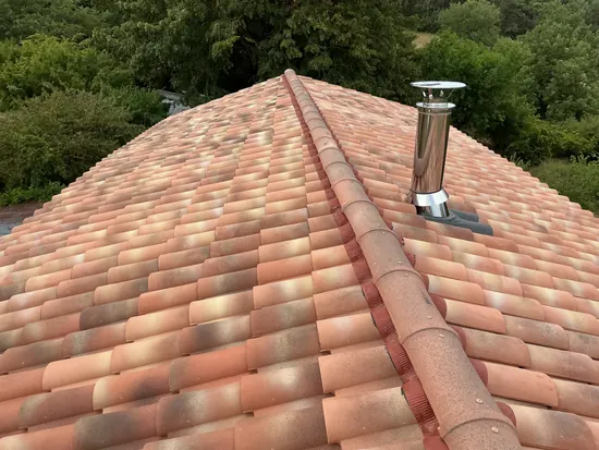 Faîtage neuf et sortie de toit inox après rénovation complète - C. HABITAT