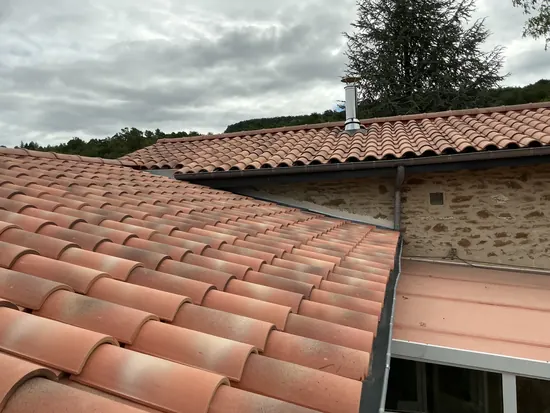 Toiture neuve sur maison en pierre - C. HABITAT Drôme-Ardèche