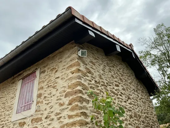 Débord de toit et habillage de rive sur bâtiment en pierre - C. HABITAT