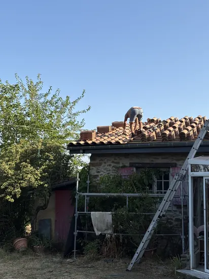 Couvreur C. HABITAT en intervention sur une toiture depuis l'échafaudage