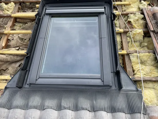 Fenêtre de toit Velux posée et raccordée à la couverture - C. HABITAT