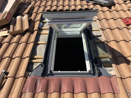 Velux intégré dans une toiture en tuiles anciennes - C. HABITAT Drôme-Ardèche