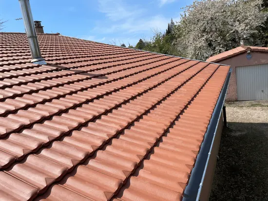 Toiture nettoyée et traitée, tuiles rendues à leur couleur - C. HABITAT