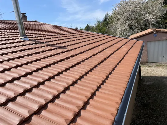 Couverture neuve et gouttière posées sur une maison - C. HABITAT Drôme-Ardèche