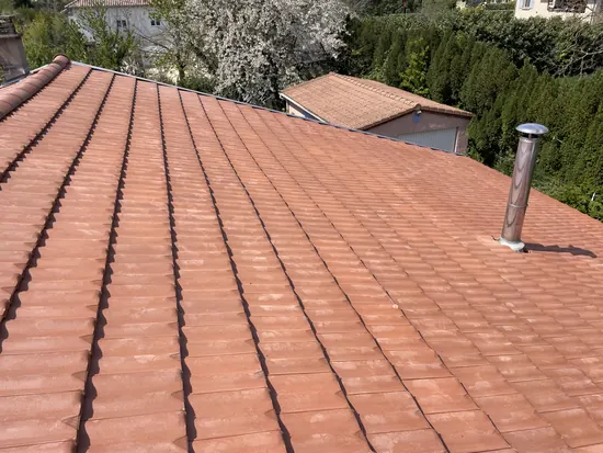 Toiture refaite au printemps, faîtage et arêtiers neufs - C. HABITAT