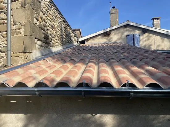 Couverture neuve entre deux murs en pierre - C. HABITAT