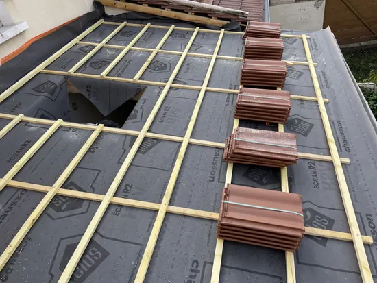Liteaux posés et tuiles réparties avant couverture - C. HABITAT
